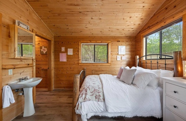 *NEW Sunrise Lodge - Dawn Suites | Lake Views