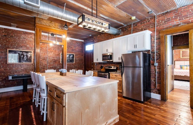 New! The Old Timer - 5BR/4.5BA - Hot Tub! Historic!