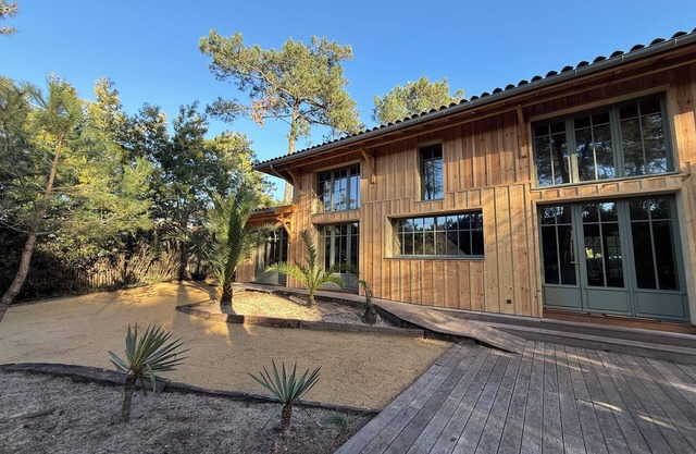 New villa - 6 bedrooms (4 suites) sleeps 12 5 minutes from the beach