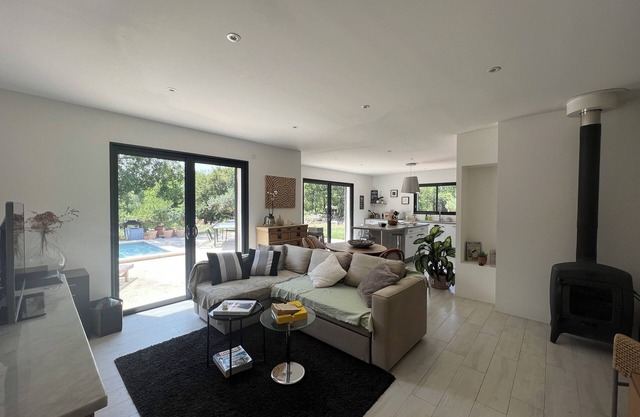 New villa with swimming pool, in a quiet area surrounded by oak trees