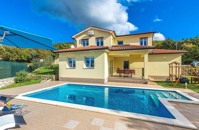 New villa, fully fenced, private garden, pool, 4 km from the beach