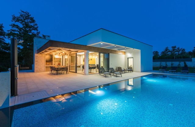 NEW! Villa Kristian- luxury villa with infinity swimmimg pool, private parking