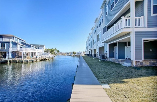 New Waterfront Fenwick Home/Shared Pool/Water Access/Walk to beach/restaurants