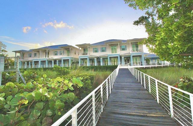 New - Waterfront Home in Port Salerno - Stuart - Private Boat Dock & Boat Lift - Community Pool.