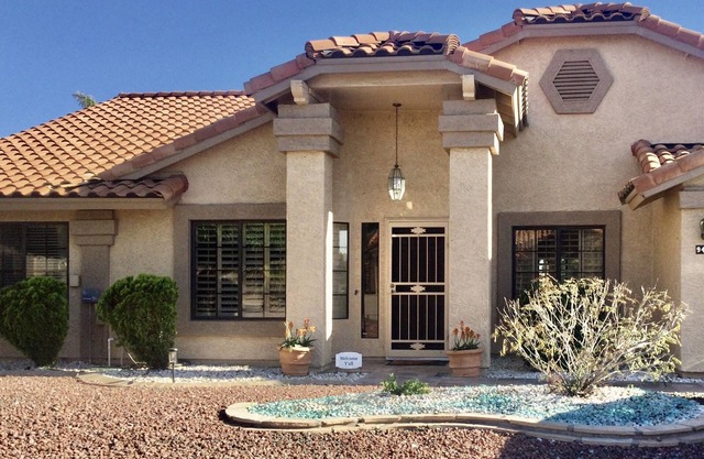 NEW- Welcome! Golf course, 2 Master suites, Putting Green! Sunsets Galore!