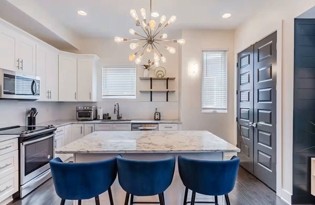 *New* West Nashville Gem | Rooftop Patio + Sleeps 11