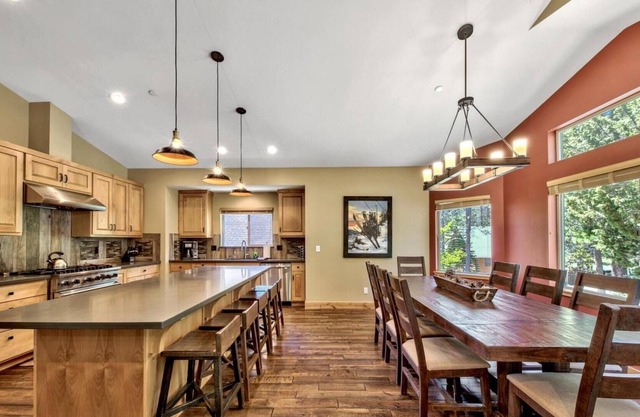 Newer Mountain Home! Hot Tub! Foosball! Soaking Tub! Bunk Beds!
