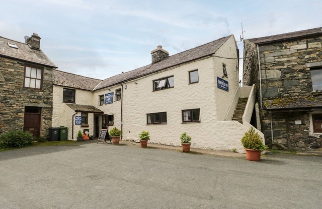 NEWFIELD APARTMENT 2, pet friendly in Broughton-In-Furness