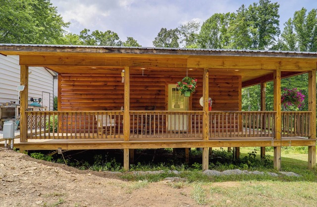 Newland Cabin with Porch: Walk to Linville Falls!