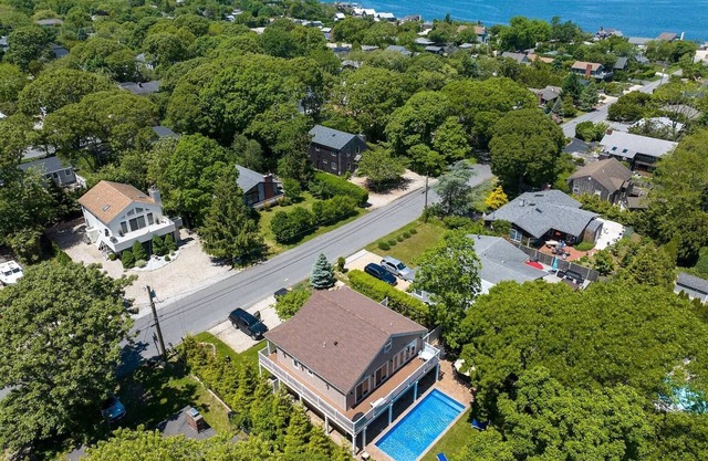 Newly Built, 4BR, 3BA house w/in-ground pool walking distance to Montauk Harbor