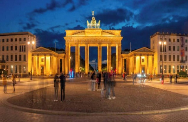 Newly Built 4BR Apartment with City Views in Berlin’s Top Shopping District