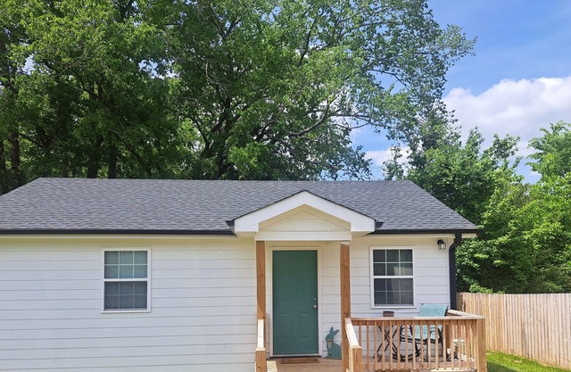 Newly built cottage in historical district close to walking trails and downtown.