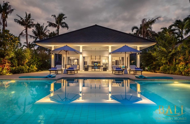 Newly built: Holiday Beachfront Villa Lovina Beach with private pool!