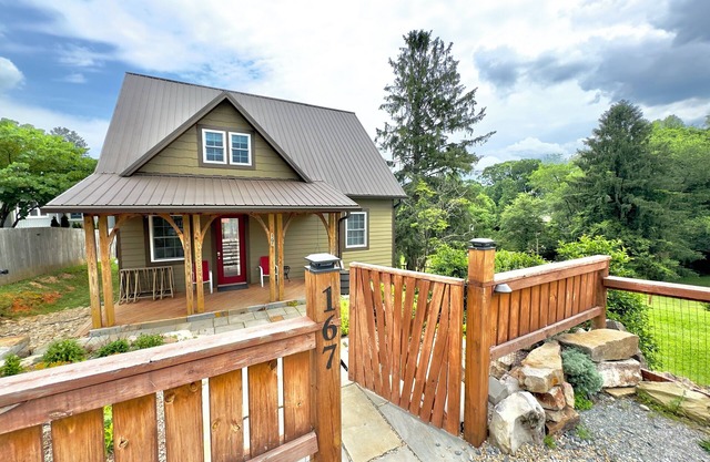 Newly built Luxury 3 bedroom Mountain Chalet in town - Hot tub and pet friendly!