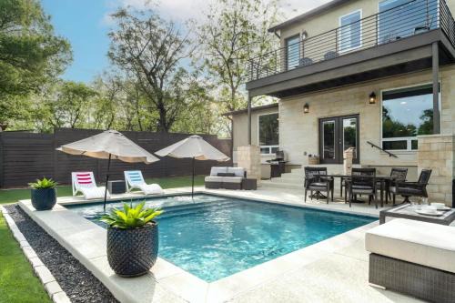 Newly Built Poolside Home w Balcony BBQ