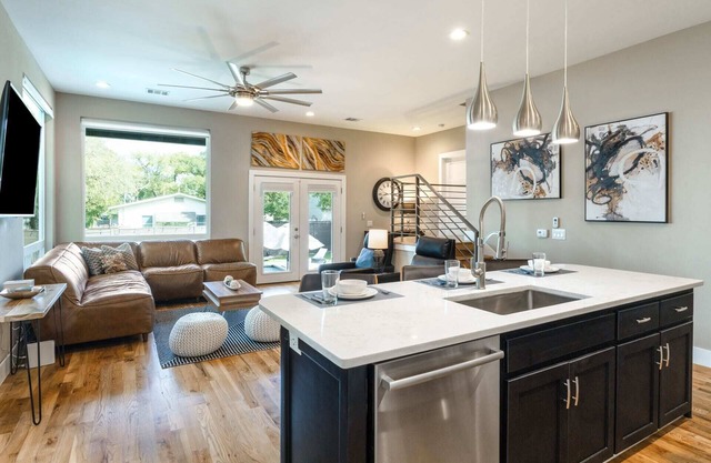 Newly Built Poolside Home w Balcony BBQ