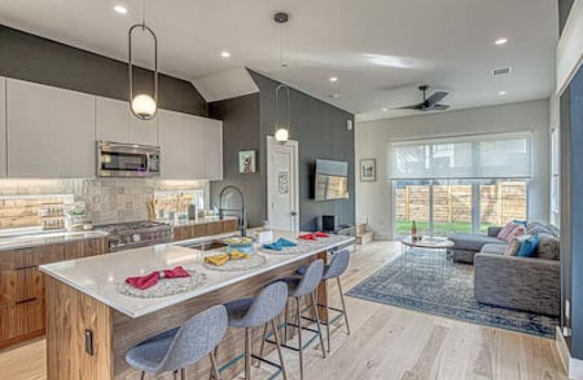 Newly Constructed 2 BDRM I Work Remotely mins to DT/Airport/Top SXSW Spots!