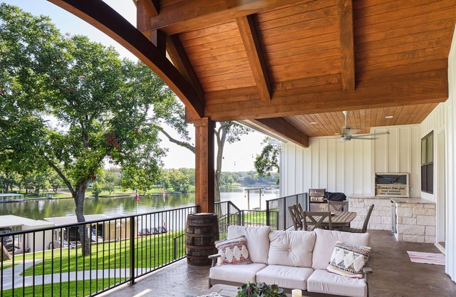 Newly Constructed waterfront lake house