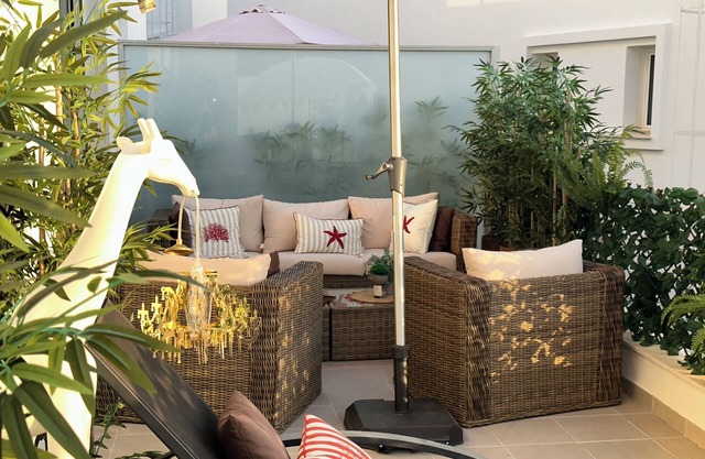 Newly decorated apartment with sea views & 7min drive from the beach
