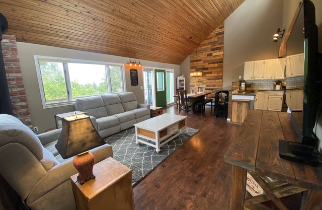 Newly Listed - Beautiful Central Townhouse