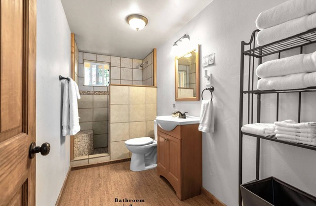 Newly listed/Private cabin sleeps 10, Overlooks Glacier w/top rated Steakhouse