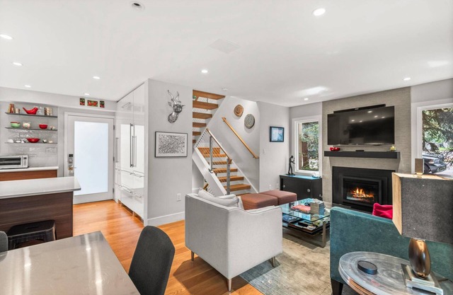 Newly Listing Discounts! Aspen Townhome On Shuttle w/Easy Access To Town & Mtn. Gas FP, WD, Parking