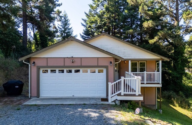 Newly Re-listed!🌲🏡 Hillcrest Hideaway- Tucked Away Cozy Comfort and Convenience 🌳