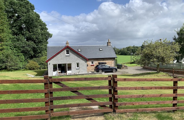 Newly refurbished beautiful 3 bedroom cottage; Loch Lomond