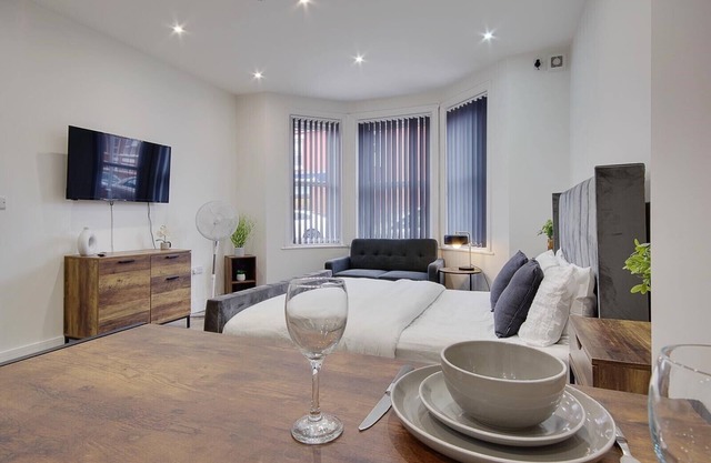 Newly Refurbished Modern Studio