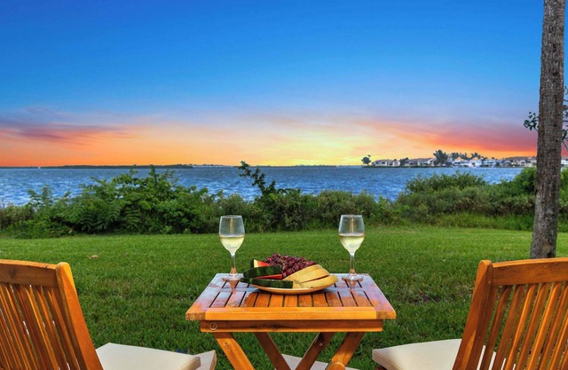 Newly Rehabbed! Bayfront Private Beach Pool