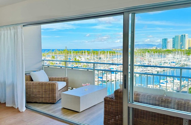 NEWLY Remodeled - 2 Queen Beds Beachfront Home