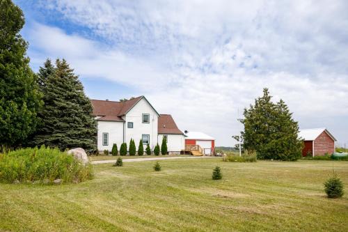 Newly Remodeled 4BDR Farmhouse Retreat 7356