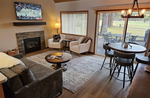 Newly Remodeled Condo on Golf Course, A/C, Pet Friendly, SHARC passes, Bikes.