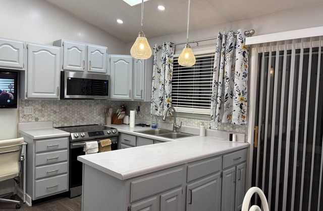 Newly Remodeled Cozy house in Bowie. Near 6flags,FedEx Field,Annapolis,DC.