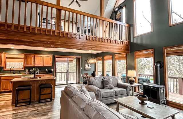 Newly remodeled Lake Front Cabin Hot Tub Arcade 2 Fire pit areas TRIPLE Decks