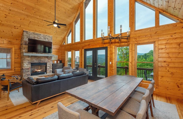 Newly Remodeled Luxe Cabin, Comfy Beds, Great Views, Hot Tub, at Hatley Pointe!