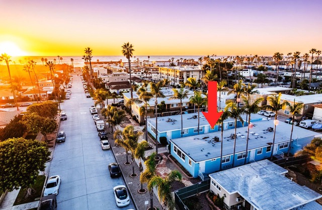 Newly remodeled PB Home w/AC, King Beds - 2blocks2beach - Sleeps 24 - Parking