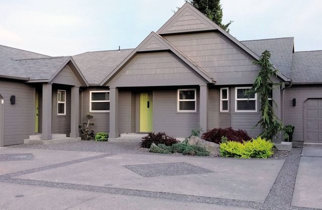 Newly remodeled, sleeps 6, with private backyard! Close to Walla Walla, WA