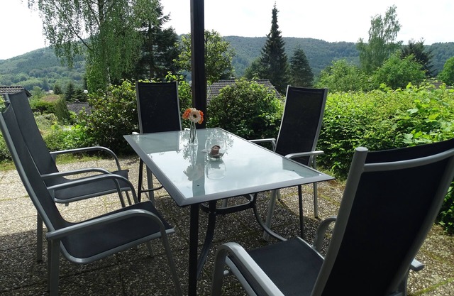 Newly renovated cottage with great amenities between forest and lake.