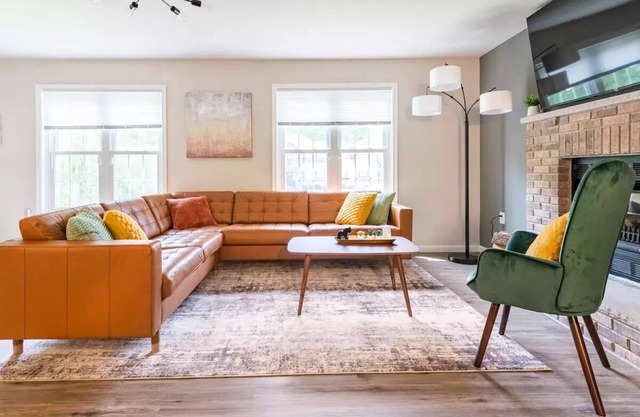 Newly Renovated! Dog Friendly! Hot Tub! “Friends” TV Show Themed House!