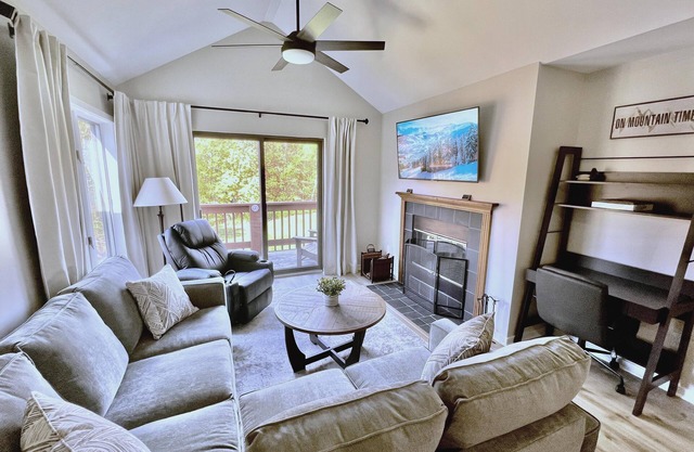 Newly Renovated 2-bedroom condo, stunning views of Mount Snow, West Dover, VT