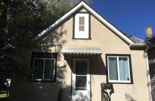 Newly renovated 2-bedroom house with WiFi in Winnipeg heart
