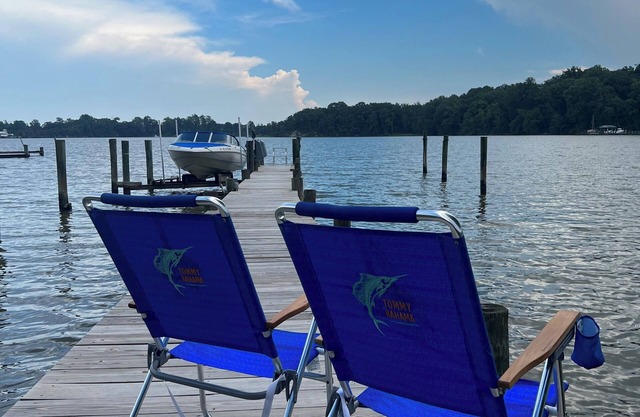 Newly Renovated 2BR Waterfront Cottage with Dock