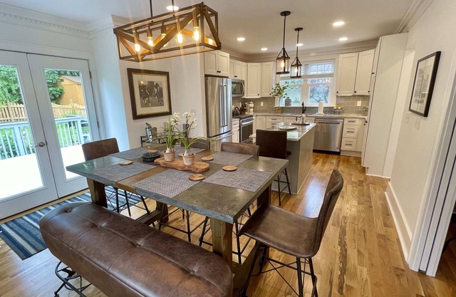 Newly renovated 3 bed/2bath pet friendly home. Walking distance of village!