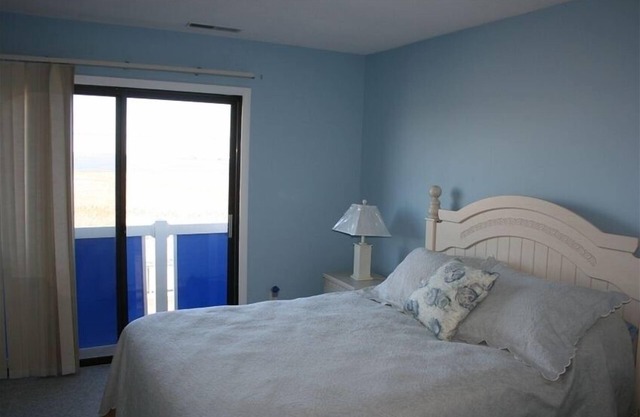 Newly Renovated 3 BR 2 Bath Unit Walking Distance to the Beach