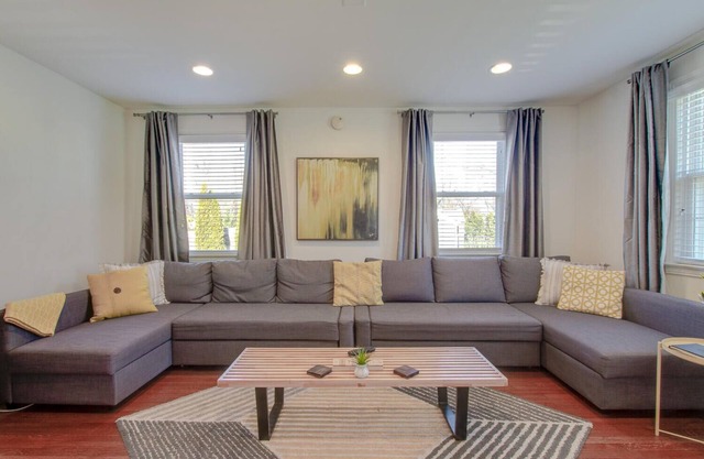 Newly Renovated Cottage Minutes From Downtown!