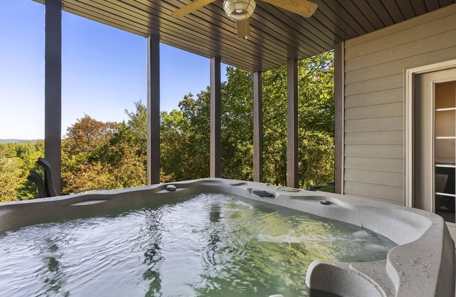 Newly Renovated, Free SDC tickets, Gated Community, Hot Tub, Air Hockey, Foosball, Board Games!