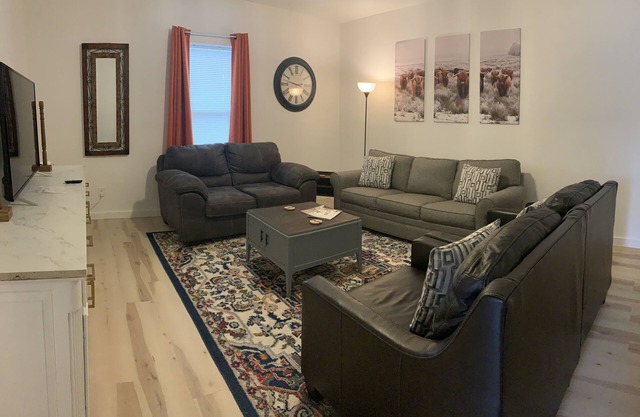 * Newly renovated * FRESH AND CLEAN * Minutes from Silos and McLane Stadium