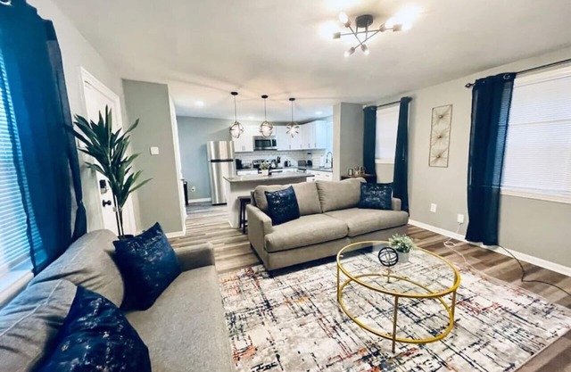 Newly Renovated Home, Fenced Yard, Rec Room with Foosball and WiFi!