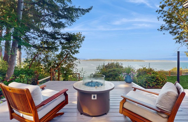 Newly renovated home with private hot tub and amazing sunset views, dog friendly